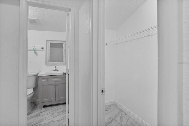 Building Photo - 906 Celery Ave