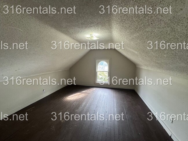 Building Photo - $900- 4 bed 1 bath - Single Family Home