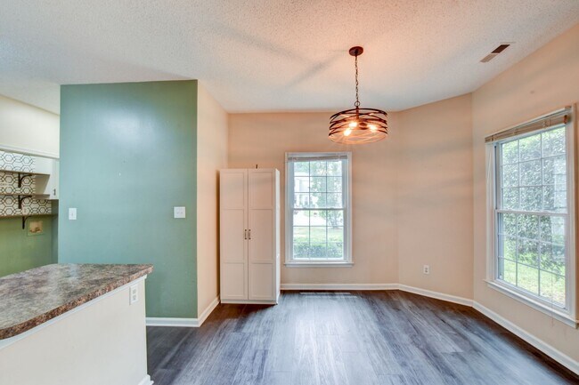 Building Photo - 922 Willow Point