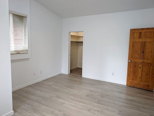 Building Photo - 1600 W Pinebrook Blvd