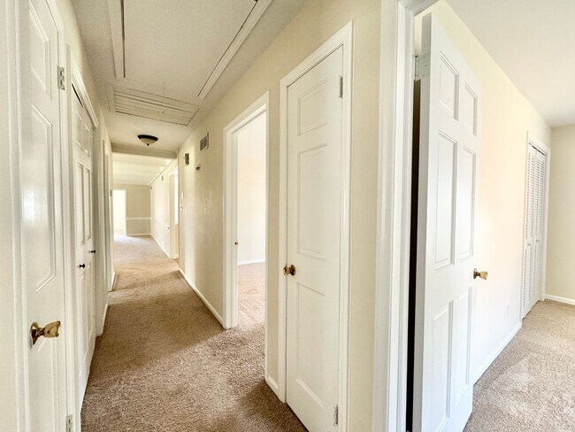 Building Photo - Spacious 3 Bedroom Home Convenient to New Garden