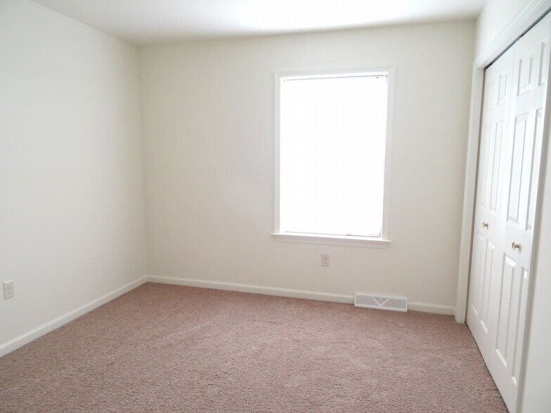 Building Photo - 330 Meadow View Dr