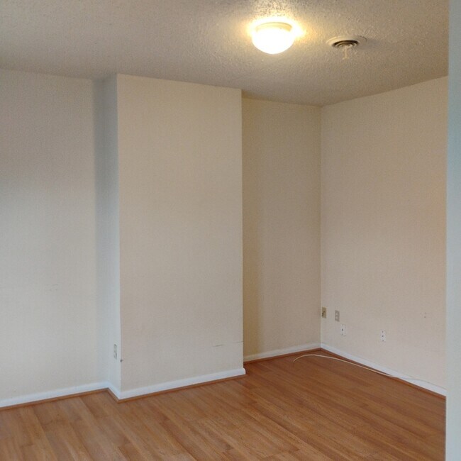 Building Photo - 452A Hudson Avenue - 2