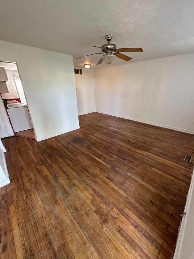 Primary Photo - 2 bed 1 bath