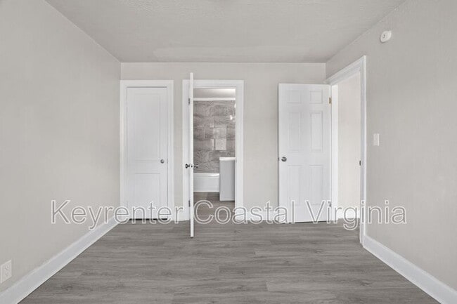 Building Photo - 9569 6th Bay St