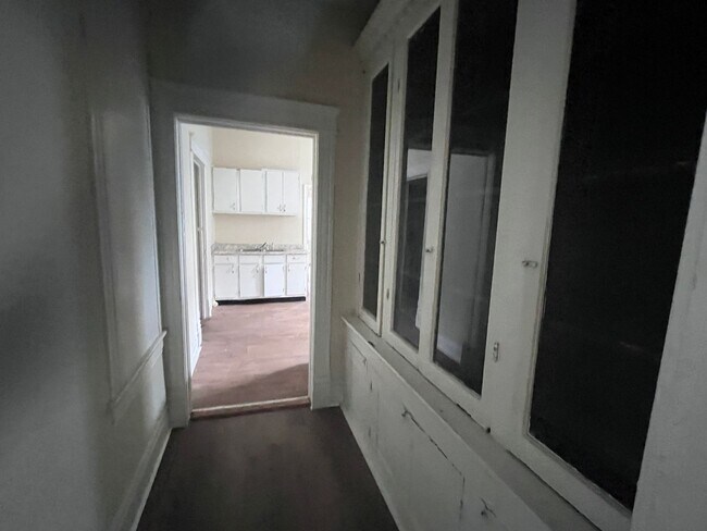 Building Photo - 4 Bedrooms!!