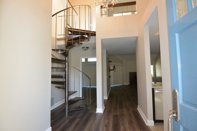 Building Photo - Beautiful Remodeled 2 Bed 2.5 Bath Condo in Pacific Ranch