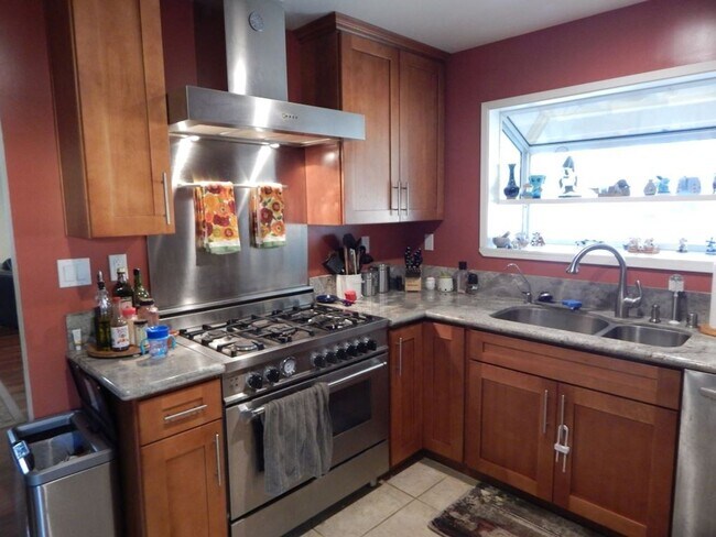 Building Photo - Beautifully remodeled East Davis home available August 5!