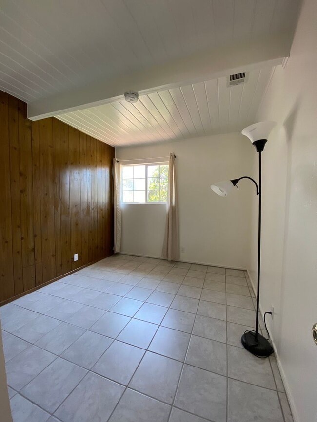 Building Photo - Nice 3 bedroom 1 bath with office Walking ...