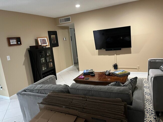 Building Photo - 43 Burgundy A