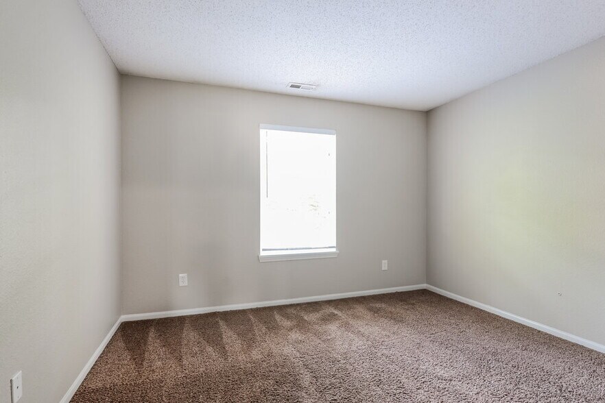 Building Photo - 707 Deer Trail Dr