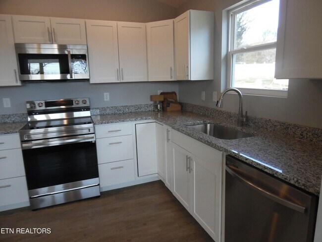 Building Photo - 3615 Lyle Ave