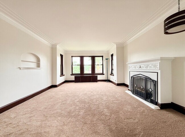 Building Photo - 615 E Golf Rd