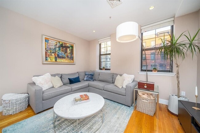 Building Photo - 822 Garden St