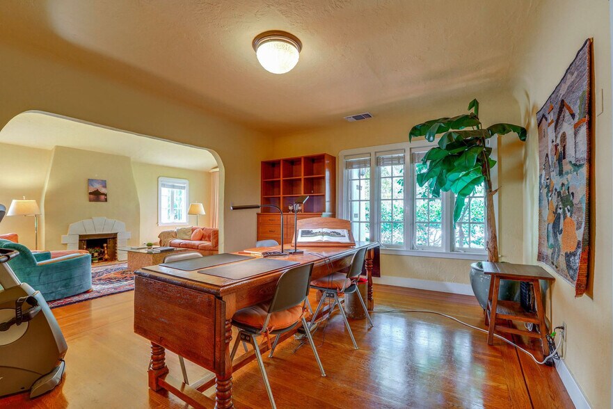 Building Photo - 2627 Land Park Dr