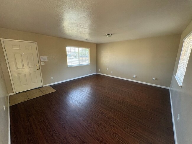 Building Photo - Charming Tulare home available now!