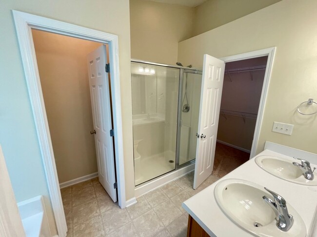 Building Photo - Beautiful 3 Bedroom End-Unit Townhouse