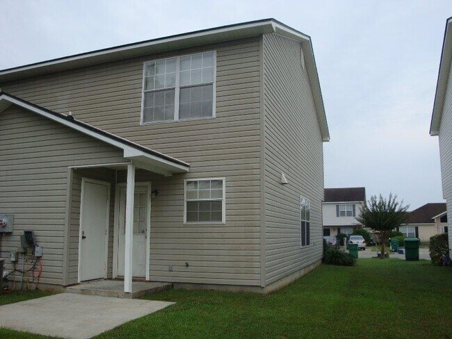 Building Photo - CUTE 2BR/2.5BA town house close to everything!