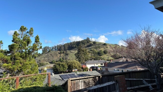 Building Photo - Spacious 3 bed/2 bath home in San Leandro