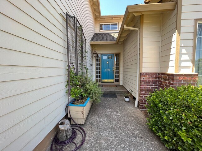 Building Photo - Beautiful 4Bd + 3Ba in Portland!! Offers Beautiful Outdoor Views and Great Gardening Backyards!!