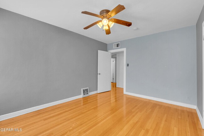 Building Photo - 923 McKelligon Dr
