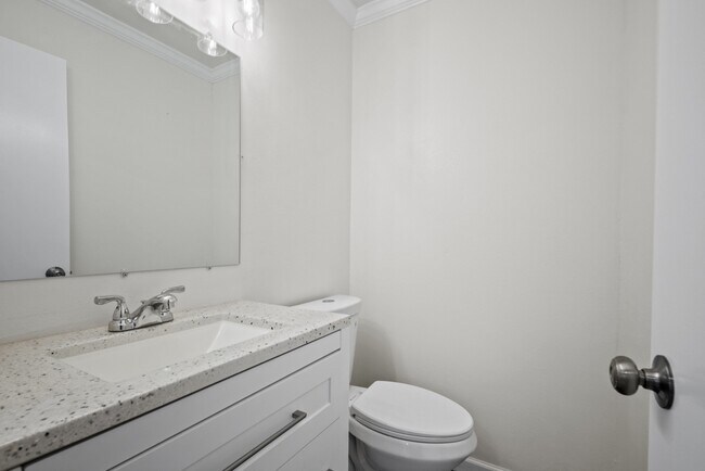 Building Photo - 441-443 Pheasant Ln