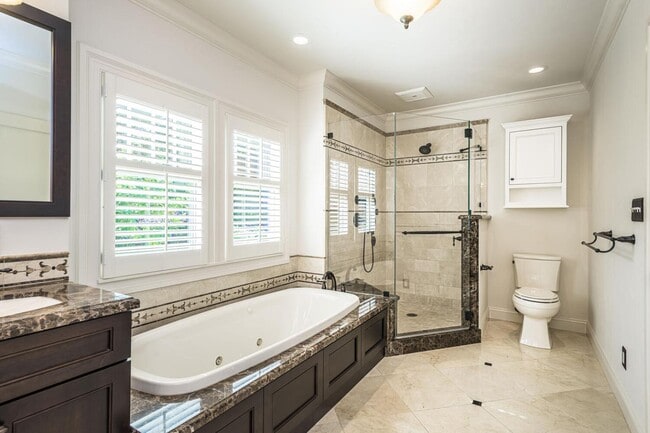 Building Photo - 719 W Poplar Ave