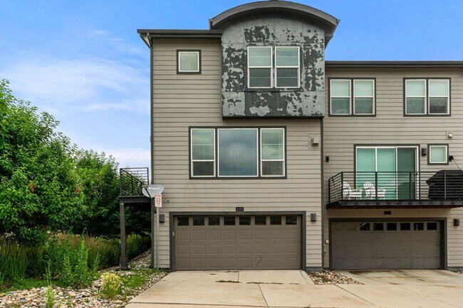 Building Photo - Modern End Unit in the Meadows!