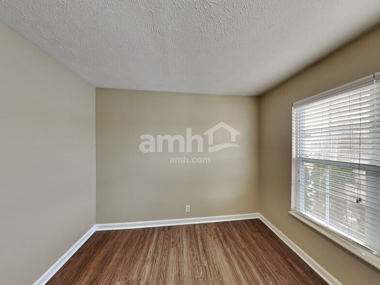 Building Photo - 4060 Longfellow Dr