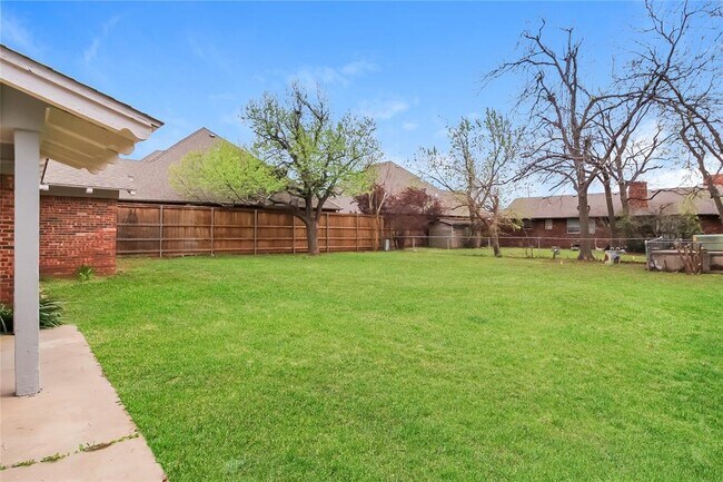 Building Photo - 2904 Huntleigh Dr