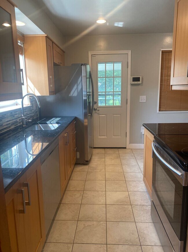 Building Photo - NICE  3BR RAMBLER CLOSE TO NIH