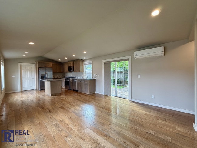 Building Photo - Spacious & Modern 3BR/2BA Home in Quiet Hillsboro Neighborhood