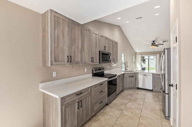 Building Photo - 10778 W Cambridge Ave