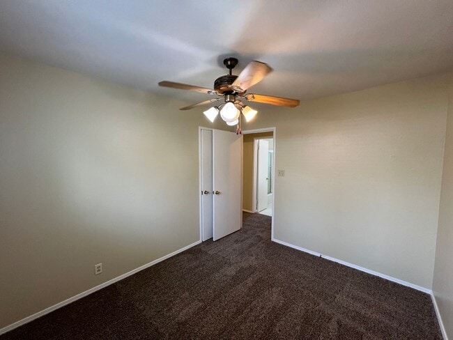 Building Photo - Single story close to shopping and freeway access!