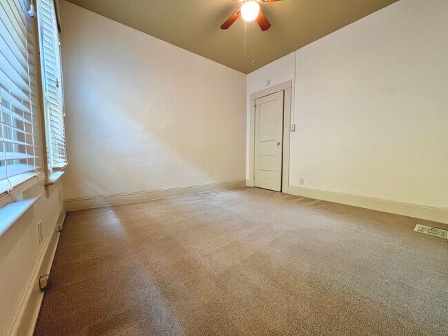 Building Photo - Stunning Vintage 2 Bed 1 Bath in NW 23rd!