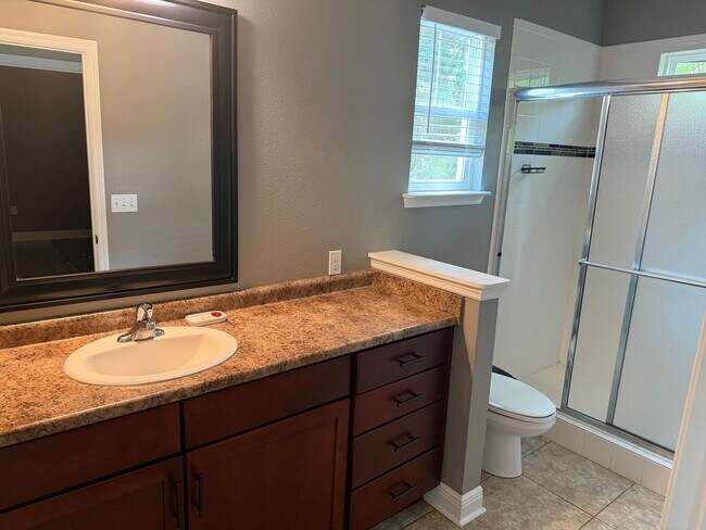 Building Photo - 1/1 APARTMENT BY DOAK CAMPBELL WITH SMALL YARD