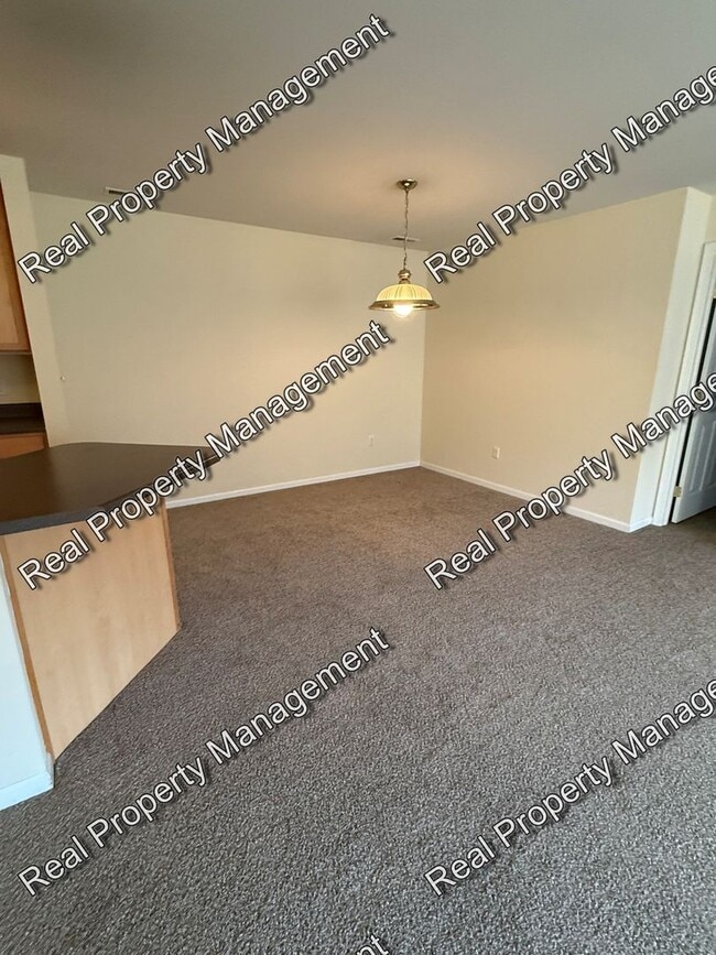 Building Photo - 2 Bedroom Condo