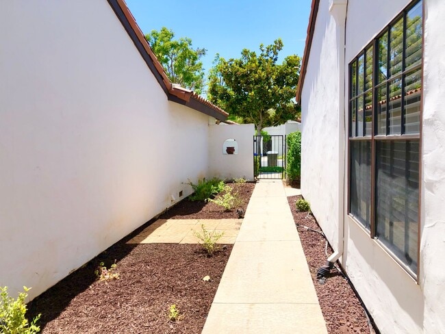 Building Photo - Sweet Single-Story, Completely Detached, in the Picturesque Fallbrook Village HOA Community!