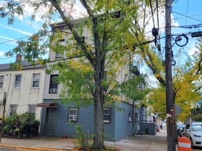 Building Photo - 423 2nd St