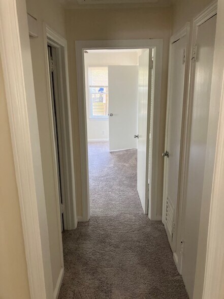 Building Photo - 473 Burlington Rd NE