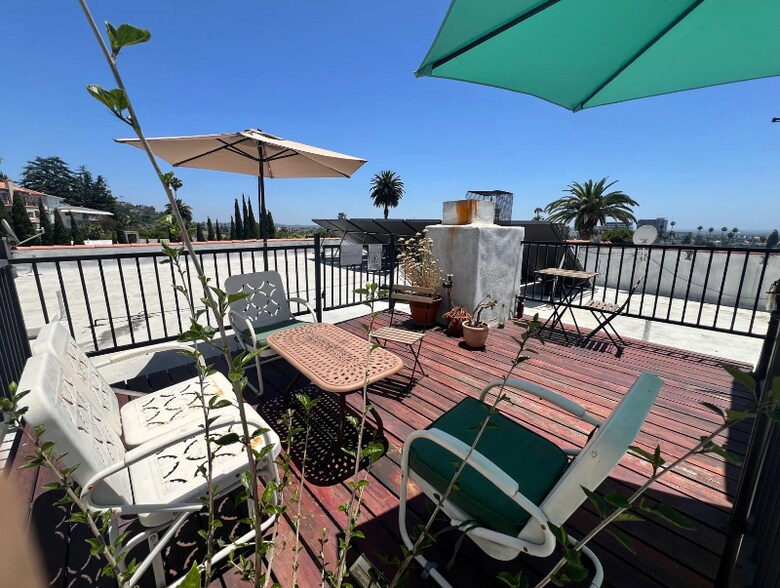 Building Photo - 2028 Beachwood Dr