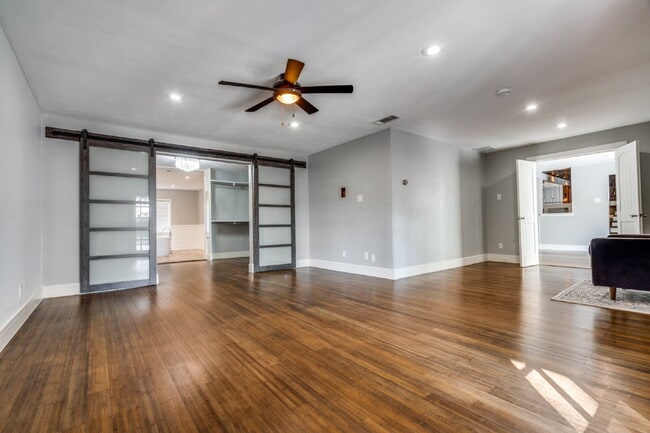 Building Photo - Garland Split Level