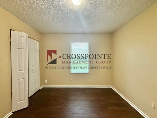 Building Photo - 3 Bedroom, 2 Bathroom Home!