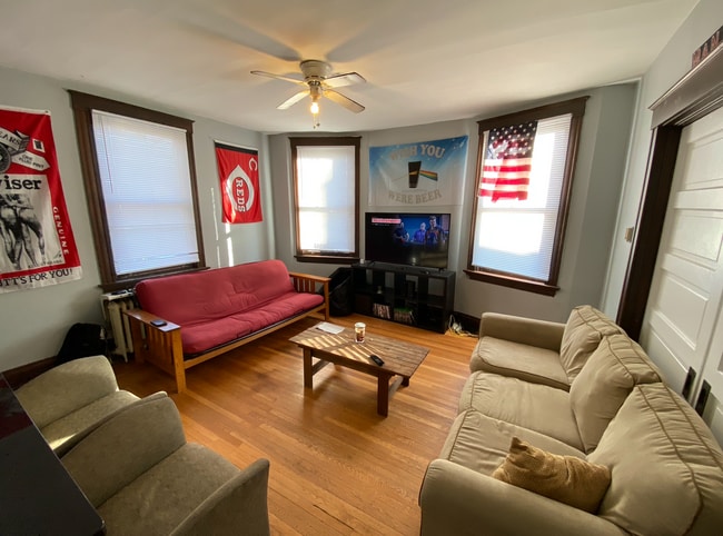 Building Photo - 4 Bedroom House Located Near UC's Campus
