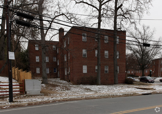 Building Photo - Carlyle Village