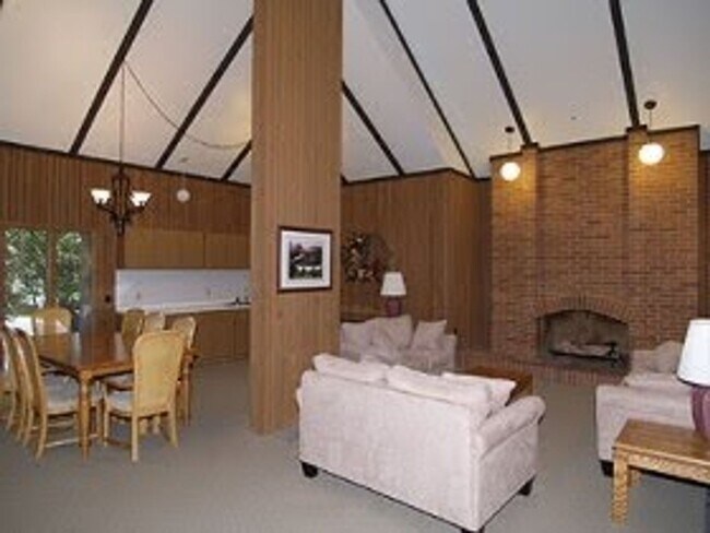 Building Photo - Foothill Condo