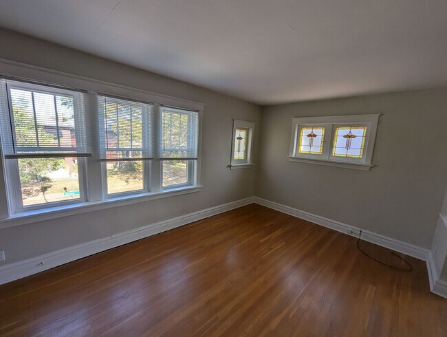 Building Photo - 6137 Dewey Ave