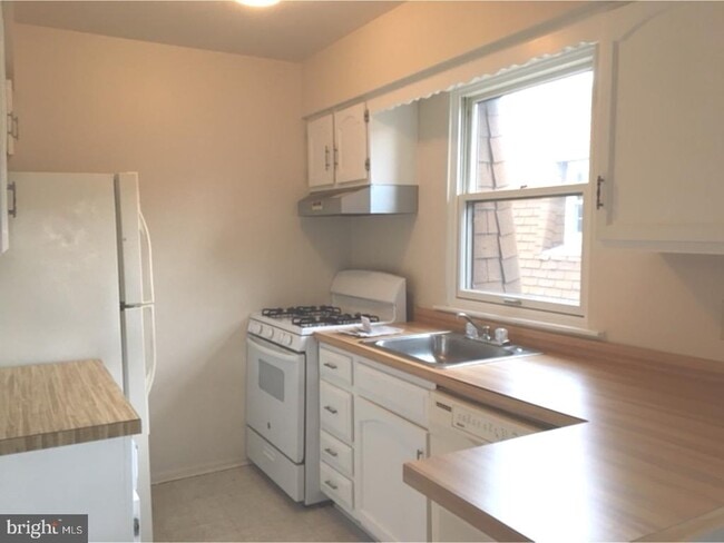 Building Photo - 2410 David Dr