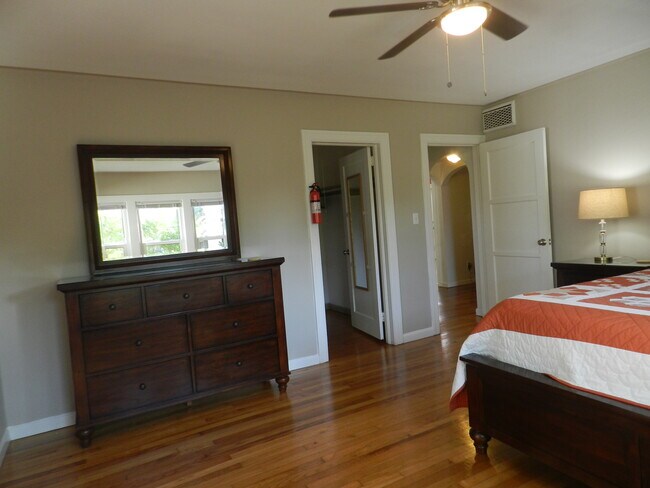 Building Photo - 221 15th Ave N