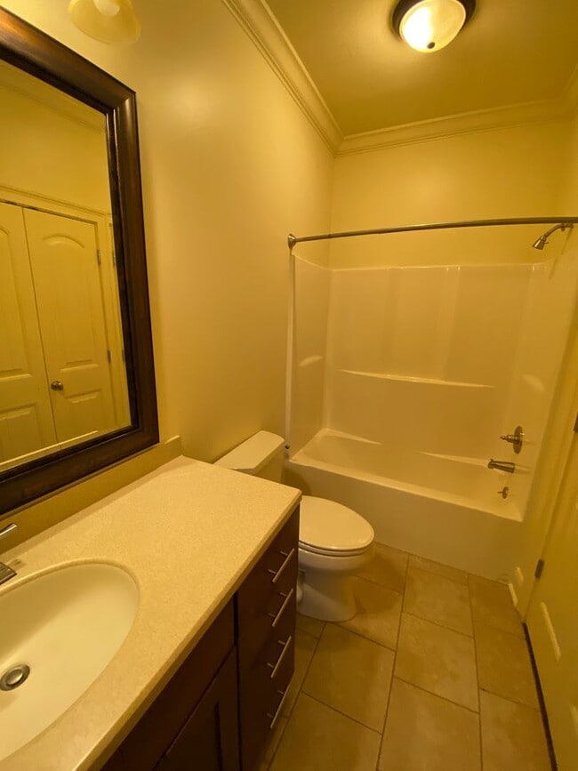 Building Photo - 1016 Villa Dr